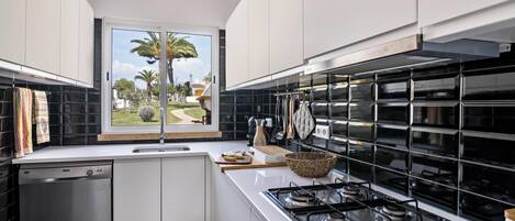 Frigorifero, microonde, forno, piano cottura