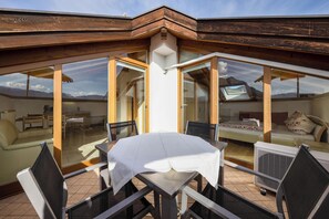 Outdoor dining - Vacation Apartment "Stompferhof Mansarde" in Caldaro with Shared Pool & Garden (Kaltern)