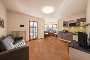 Living area - Light-Flooded "Stompferhof Erkerwohnung" in Caldaro with Shared Pool, Balcony & Garden (Kaltern)