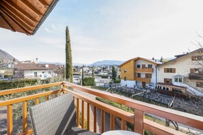 Property grounds - Light-Flooded "Stompferhof Erkerwohnung" in Caldaro with Shared Pool, Balcony & Garden (Kaltern)