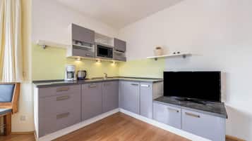 Jääkaappi, mikroaaltouuni, liesi, astianpesukone