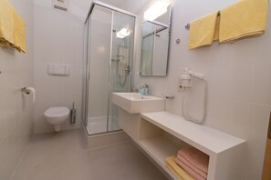 Shower, free toiletries, hair dryer, towels - Apartment "Stompferhof Family" in Caldaro with Shared Pool & Garden (Kaltern)