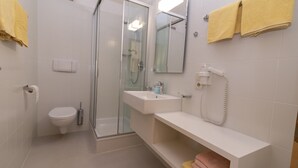 A bathroom with a glass shower enclosure, a toilet, a sink, and a towel rack with towels. - Apartment "Stompferhof Family" in Caldaro with Shared Pool & Garden (Kaltern)
