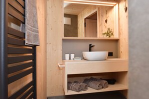 Dusche, Haartrockner, Handtücher, Toilettenpapier