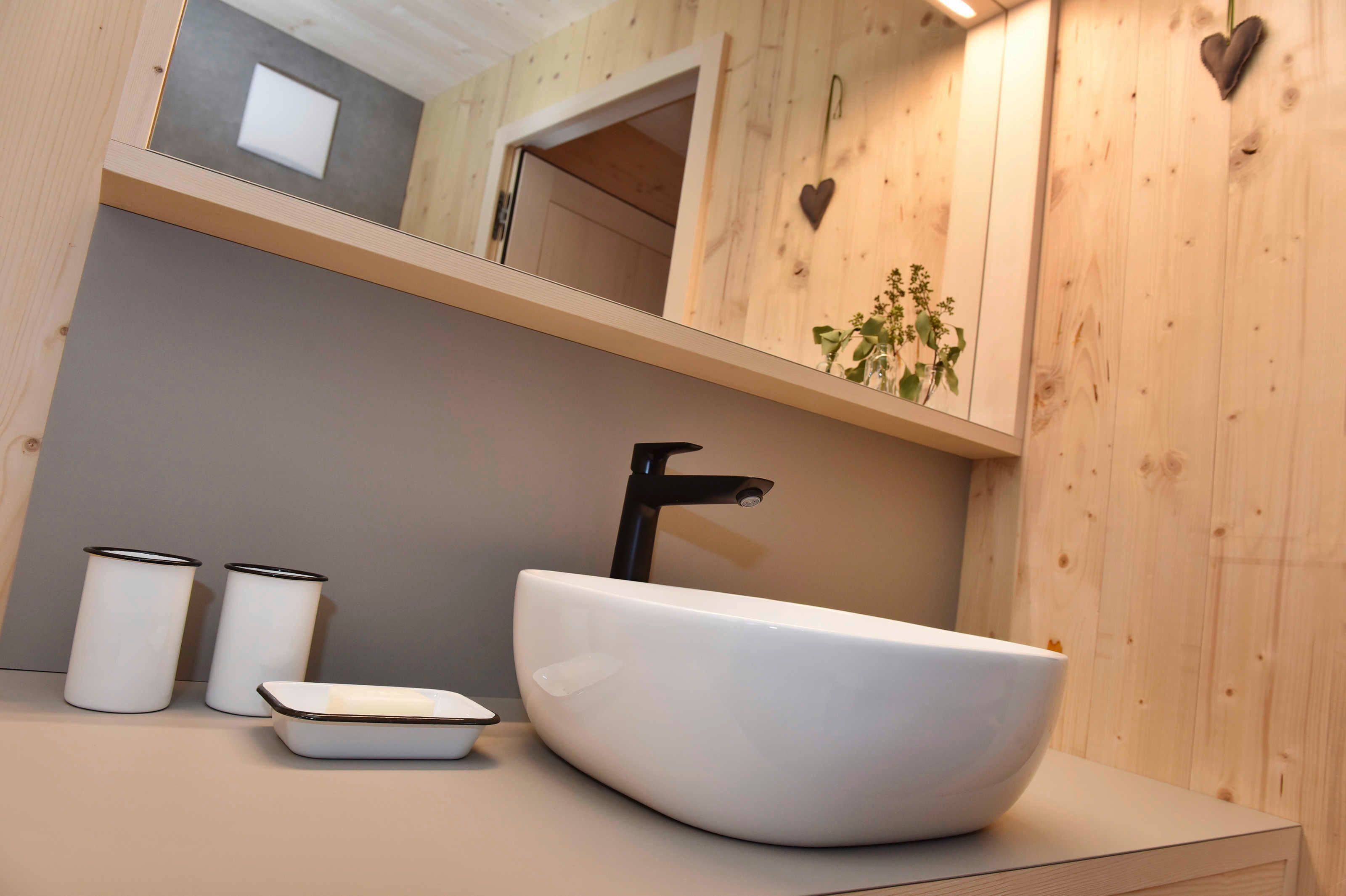 Dusche, Haartrockner, Handtücher, Toilettenpapier