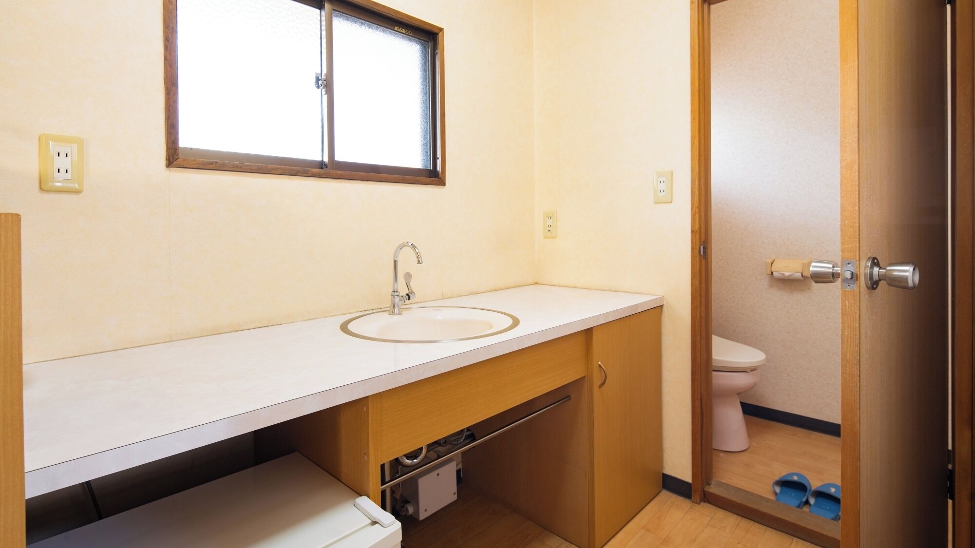 Ein Badezimmer mit Waschbecken, Spiegel und Toilette.