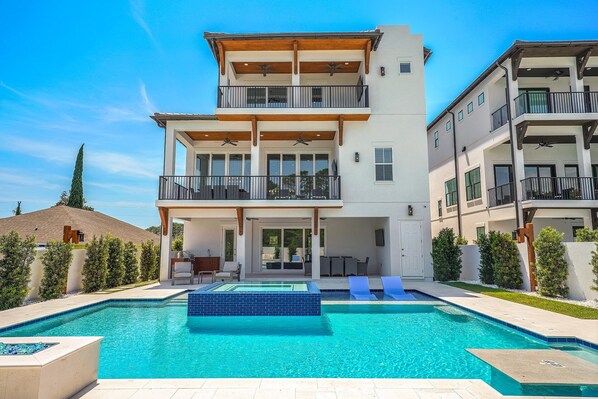 حمّام سباحة مُدفَّأ