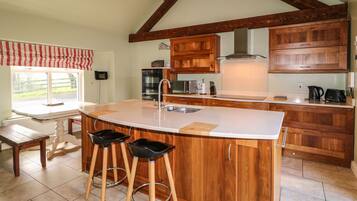 Cottage | Private kitchen | Dishwasher, cookware/dishes/utensils