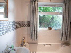 Cottage | Bathroom | Shower