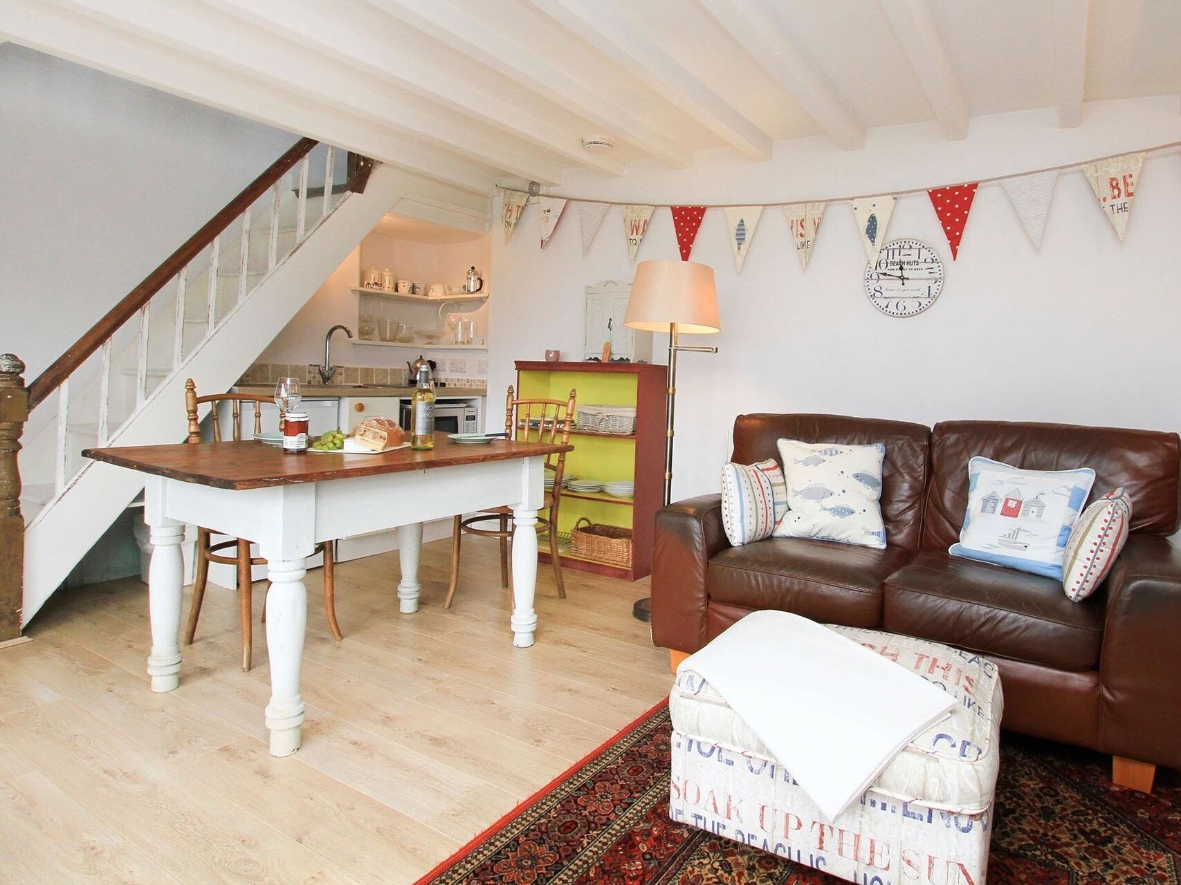 Cottage | Woonkamer | Een open haard en een dvd-speler
