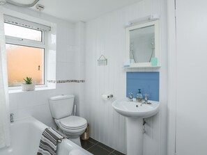 Cottage | Bathroom | Shower, hair dryer - Lanka (Moelfre)