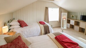 Een gezellig slaapkamer met twee bedden, een televisie en een bureau.