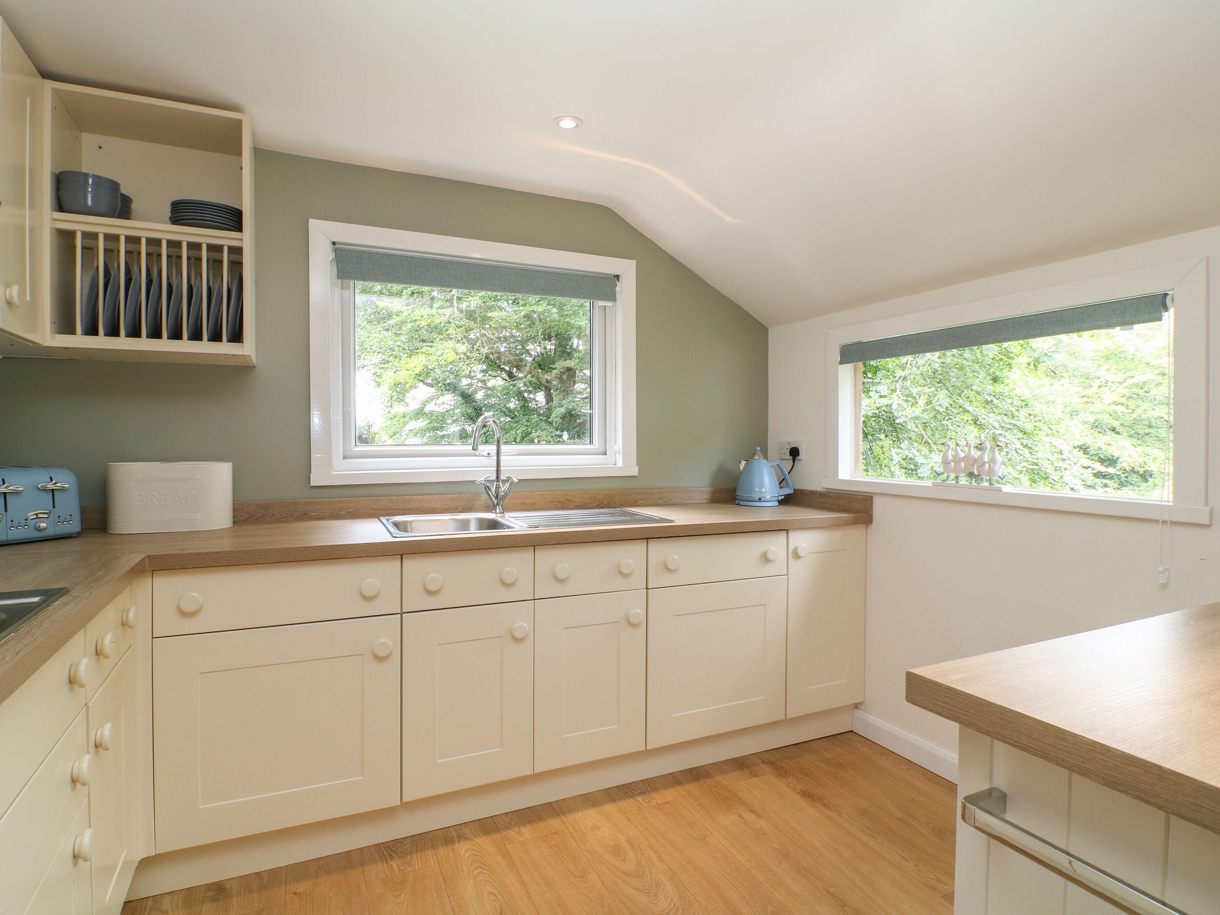 Cottage | Private kitchen | Fridge, dishwasher, electric kettle, toaster