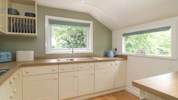 Cottage | Private kitchen | Fridge, dishwasher, electric kettle, toaster