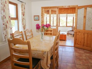 Cottage | Private kitchen | Dishwasher, electric kettle, toaster, cookware/dishes/utensils