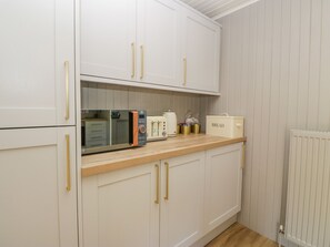 Cottage | Private kitchen | Fridge, dishwasher, electric kettle, toaster - The Coach House - Holmwood (Glasgow)