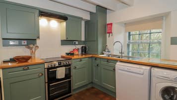 Cottage | Private kitchen | Fridge, dishwasher, electric kettle, toaster