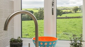 A kitchen with a window view of a green field. - Black Lion Barn Retreat (Shrewsbury)