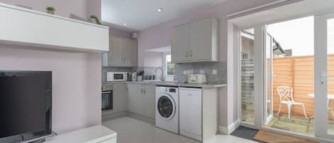 Ferienhaus | Eigene Küche | Kühlschrank, Wasserkocher, Toaster, Kochgeschirr/Geschirr/Besteck