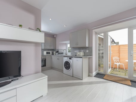 Cottage | Private kitchen | Fridge, electric kettle, toaster, cookware/dishes/utensils