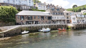Un edificio sul lungomare con un cartello che riporta la scritta "SARDINE FACTORY".
