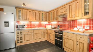 Cottage | Private kitchen | Fridge, dishwasher, electric kettle, toaster