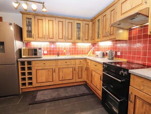 Cottage | Private kitchen | Fridge, dishwasher, electric kettle, toaster
