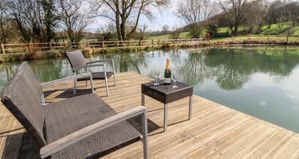 Acorn Lodge At Bridge Lake Farm & Fishery