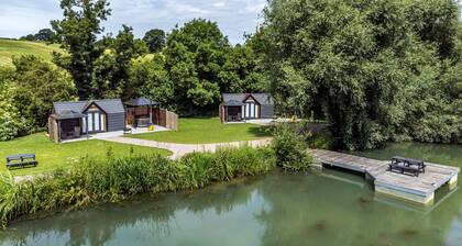 Acorn Lodge At Bridge Lake Farm & Fishery