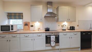 Cottage | Private kitchen | Fridge, dishwasher, electric kettle, toaster