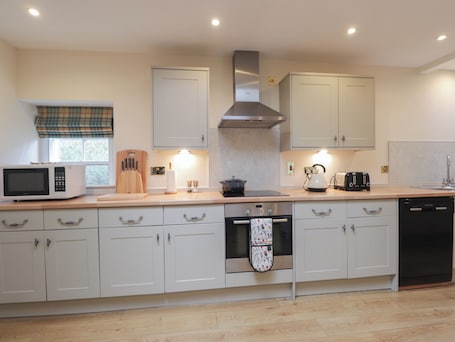 Cottage | Private kitchen | Fridge, dishwasher, electric kettle, toaster