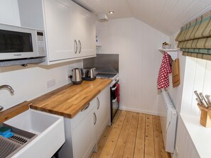 Cottage | Private kitchen | Fridge, electric kettle, toaster, cookware/dishes/utensils - Beaton's Croft House - Uig Skye (Portree)