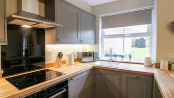 Cottage | Private kitchen | Fridge, dishwasher, electric kettle, toaster