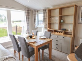 Cottage | Private kitchen | Fridge, dishwasher, electric kettle, toaster