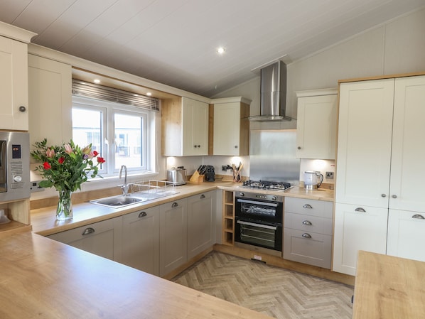 Cottage | Private kitchen | Fridge, dishwasher, electric kettle, toaster