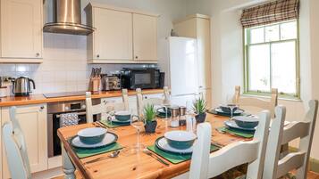 Cottage | Private kitchen | Fridge, dishwasher, electric kettle, toaster