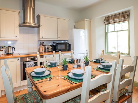 Cottage | Private kitchen | Fridge, dishwasher, electric kettle, toaster