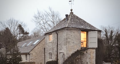 High Cogges Farm Holiday Cottages The Granary