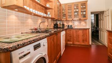 Cottage | Private kitchen | Fridge, dishwasher, electric kettle, toaster