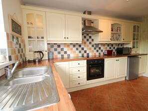 Refrigerador, tetera/pava eléctrica, tostadora, utensilios de cocina