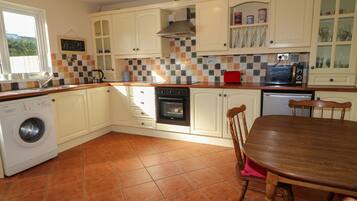 Cottage | Private kitchen | Fridge, electric kettle, toaster, cookware/dishes/utensils
