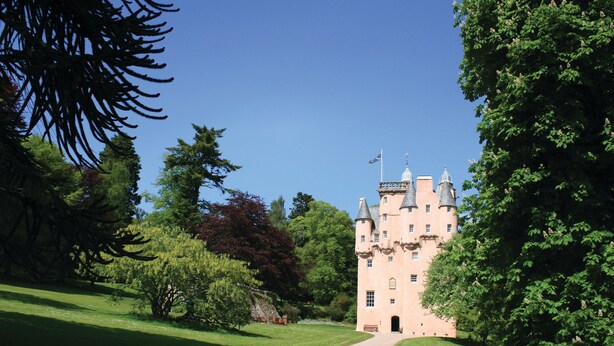 A castle with a symmetrical facade, multiple towers, and a central entrance. - South Mains Cottage - Craigievar Castle (Alford)