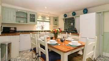 Cottage | Private kitchen | Fridge, dishwasher, electric kettle, toaster