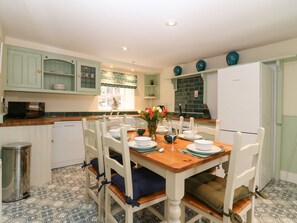 Cottage | Private kitchen | Fridge, dishwasher, electric kettle, toaster - South Mains Cottage - Craigievar Castle (Alford)