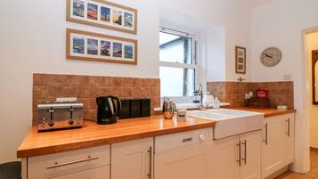 Cottage | Private kitchen | Fridge, dishwasher, electric kettle, toaster