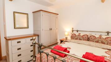 Cottage | 3 bedrooms, individually decorated, individually furnished, free WiFi