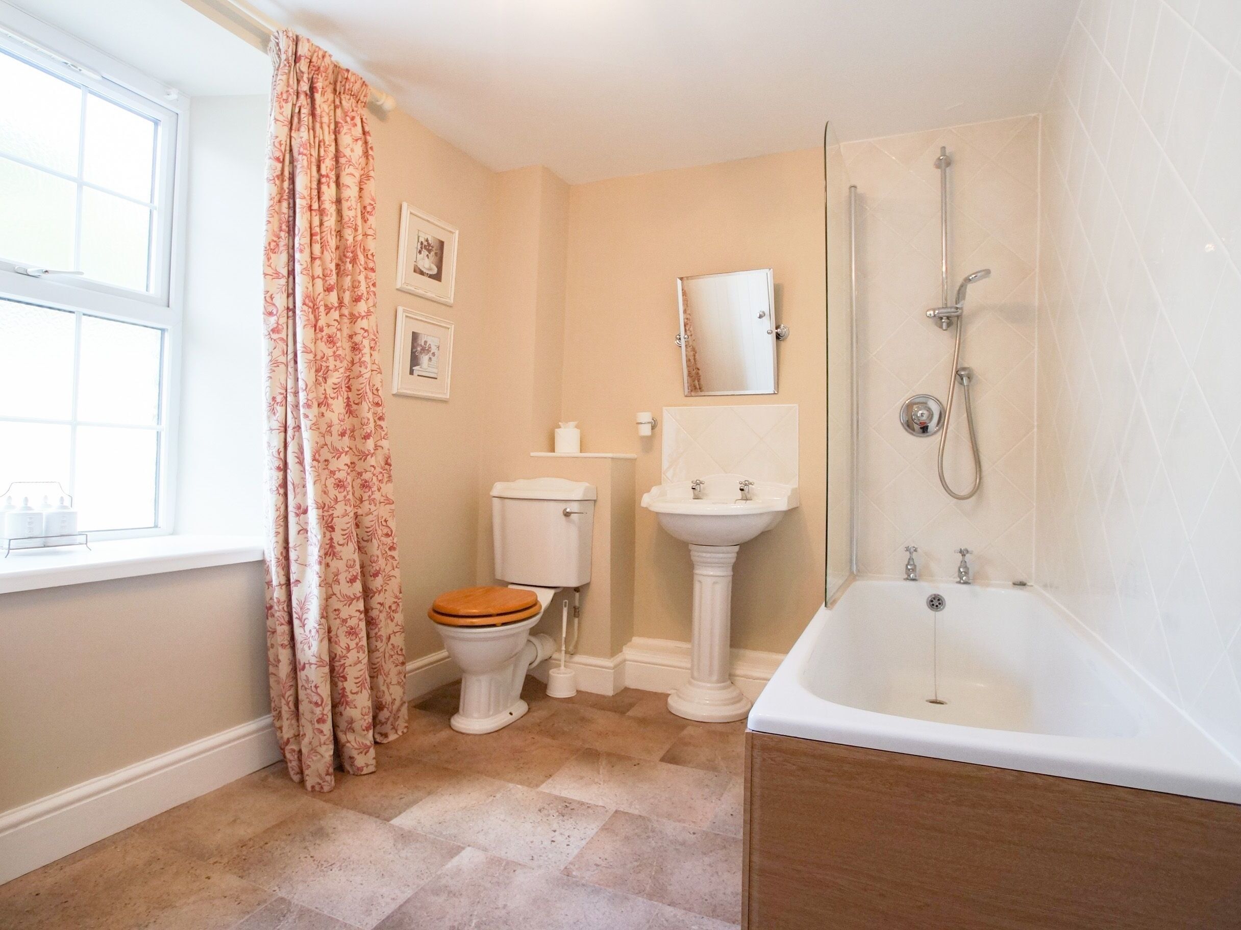 Une salle de bain avec des toilettes, un lavabo et une baignoire.