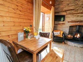 Cottage | Private kitchen | Fridge, electric kettle, toaster, cookware/dishes/utensils