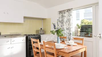 Cottage | Private kitchen | Fridge, electric kettle, toaster, cookware/dishes/utensils
