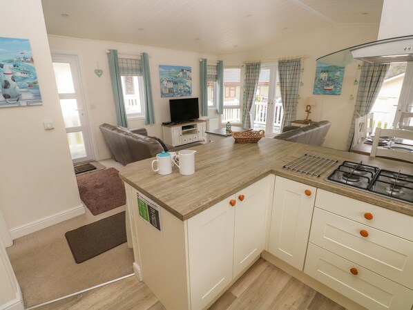 Cottage | Private kitchen | Fridge, dishwasher, electric kettle, toaster - Cwtch Lodge 42 (Narberth)